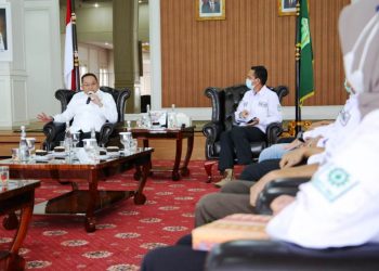 Bupati Muba Dodi Reza Alex menjelaskan inovasi aspal karet di Muba kepada pengurus Kadin Lahat, Senin (1/2/2021). (fornews.co/humas pemkab muba)