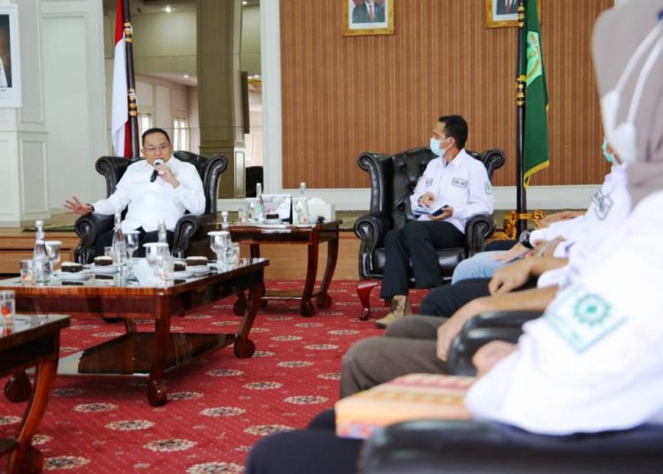 Bupati Muba Dodi Reza Alex menjelaskan inovasi aspal karet di Muba kepada pengurus Kadin Lahat, Senin (1/2/2021). (fornews.co/humas pemkab muba)