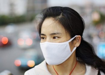 Ilustrasi penerapan protokol kesehatan dengan memakai masker. (fornews.co/alodokter)