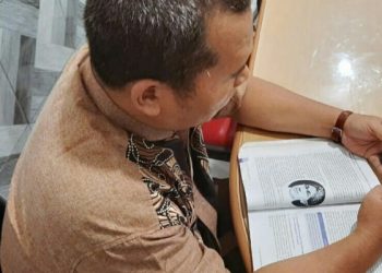 Seorang guru mengajar secara daring dengan ponsel. (fornews.co/kemendikbud)
