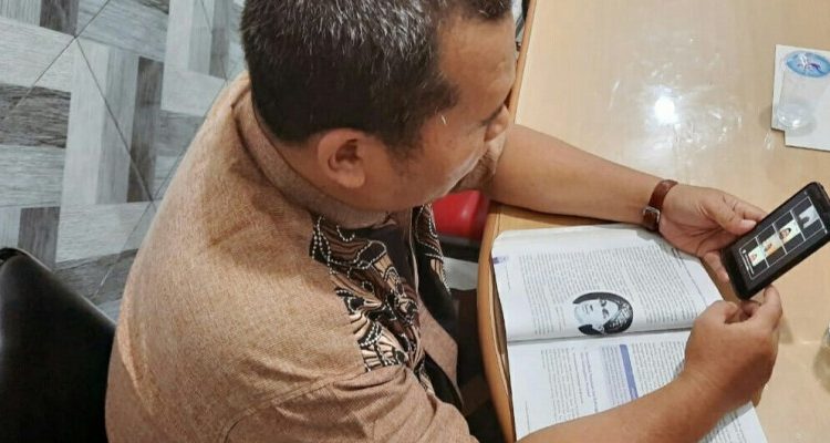 Seorang guru mengajar secara daring dengan ponsel. (fornews.co/kemendikbud)