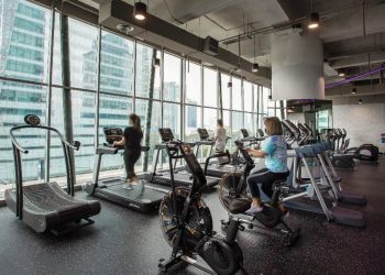 Member tengah melakukan olahraga bersepeda dan treadmill di Cycling Studio, Celebrity Fitness Kuningan City Mall. (fornews.co/celebrity fitness)