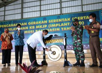 Bupati Muba Dodi Reza Alex memukul gong menandai dimulainya Gertak Pelayanan KB MKJP Tahun 2021 di Gedung Sorga Desa, Desa Lumpatan II, Kecamatan Sekayu, Rabu (3/2/2021). (fornews.co/humas pemkab muba)