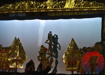 Wayang Palembang ditampilkan pada peluncuran kalender kegiatan pariwisata Kota Palembang tahun 2021. (matakamera/fornews.co/mushaful imam)