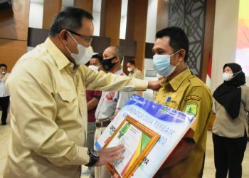 Bupati Muba Dodi Reza Alex memberikan penghargaan secara simbolis kepada perwakilan 227 Operator Siskeudes di Opproom Pemkab Muba, Rabu (3/2/2021). (fornews.co/humas pemkab muba)