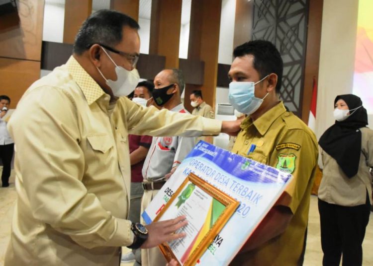 Bupati Muba Dodi Reza Alex memberikan penghargaan secara simbolis kepada perwakilan 227 Operator Siskeudes di Opproom Pemkab Muba, Rabu (3/2/2021). (fornews.co/humas pemkab muba)