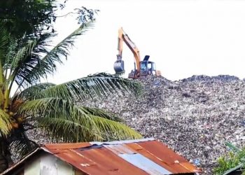 Alat berat berada di gunungan sampah di TPA Sukawinatan. (fornews.co/kominfo palembang)