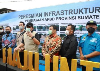 Gubernur Sumsel Herman Deru didampingi Bupati Ogan Ilir Ilyas Panji Alam memberikan keterangan usai peresmian infrastruktur di Kabupaten OI yang dibiayai APBD Pemprov Sumsel, Kamis (4/2/2021). (fornews.co/humas provinsi sumsel)