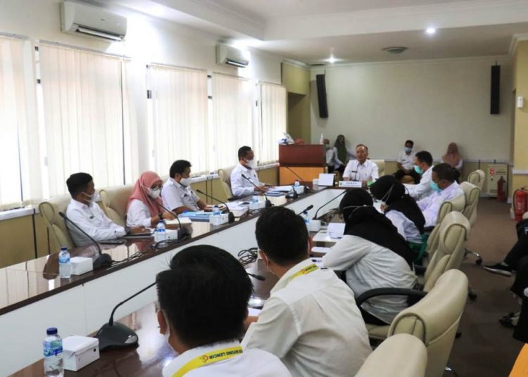 Sekda Muba Apriyadi memimpin rapat pembinaan RSUD Sekayu, Bayung Lencir, dan Sungai Lilin yang telah melakukan tata kelola Badan Layanan Umum Daerah (BLUD), di Ruang Rapat Randik Setda Muba, Kamis (4/2/2021). (fornews.co/humas pemkab muba)