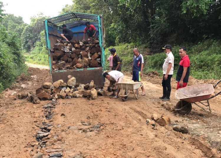 Camat Jirak Jaya Yudi Suhendra bersama warga gotong royong membantu Dinas PUPR memperbaiki jalan yang rusak di Desa Jembatan Gantung dan Desa Talang Simpang, Sabtu (6/2/2021). (fornews.co/humas pemkab muba)