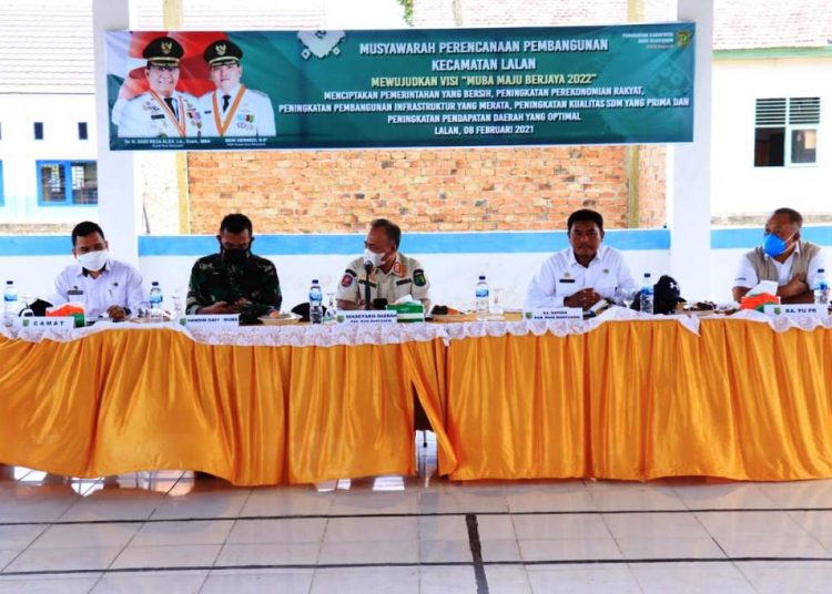 Sekda Muba Apriyadi dan pejabat Pemkab Muba saat menghadiri Musrenbang Kecamatan Lalan di Balai Desa Bandar Agung, Senin (8/2/2021). (fornews.co/humas pemkab muba)