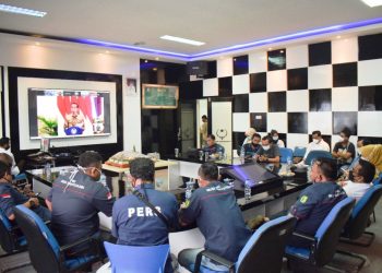 Kepala Dinas Kominfo Muba Herryandi Sinulingga bersama pengurus dan anggota PWI Muba mengikuti peringatan HPN tahun 2021, Selasa (9/2/2021). (fornews.co/humas pemkab muba)