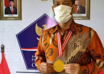 Kepala BNPB/ Ketua Satgas Penanganan Covid-19 Letjen TNI Doni Monardo dianugerahi Medali Emas Dewan Pers pada peringatan HPN Tahun 2021, Selasa (9/2/2021). (fornews.co/humas bnpb)