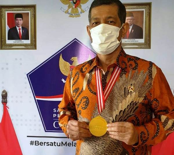 Kepala BNPB/ Ketua Satgas Penanganan Covid-19 Letjen TNI Doni Monardo dianugerahi Medali Emas Dewan Pers pada peringatan HPN Tahun 2021, Selasa (9/2/2021). (fornews.co/humas bnpb)