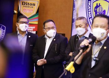 Dodi Reza Alex bersama jajaran PP IMI mendengarkan sambutan Ketua Umum PP IMI Bambang Soesatyo usai pelantikan di Golden Ballroom The Sultan Hotel, Jakarta, Rabu (10/2/2021). (fornews.co/humas pemkab muba)