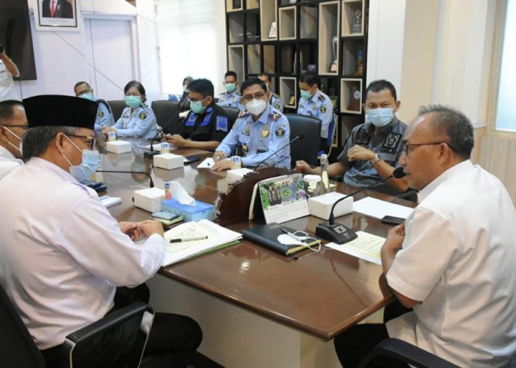 Sekda Muba Apriyadi saat melakukan Rakor dengan pejabat Kanwil Kemenkumham Sumsel dan Imigrasi Palembang soal pembentukan kantor UKK di Muba, Rabu (10/2/2021). (fornews.co/humas pemkab muba)