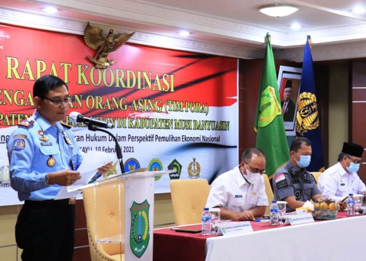 Kepala Kantor Imigrasi Kelas I TPI Palembang Azwar Anas menyampaikan paparan mengenai diperketatnya pengawasan orang asing di masa pandemi Covid-19 di Auditorium Pemkab Muba, Rabu (10/2/2021). (fornews.co/humas pemkab muba)