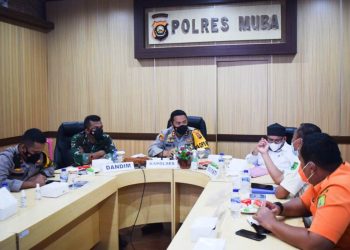 Kapolres Muba AKBP Erlin Tang Jaya memimpin Rakor mengenai penegakan disiplin protokol kesehatan di Command Center Polres Muba, Rabu (10/2/2021). (fornews.co/humas pemkab muba)