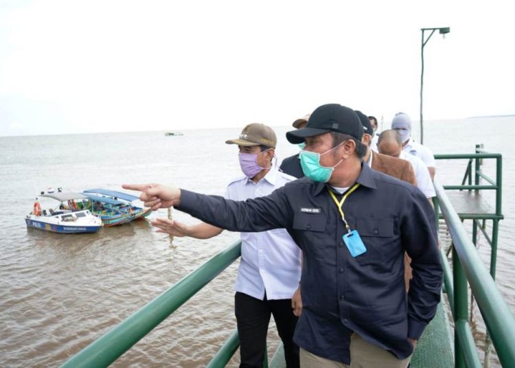 Gubernur Sumsel Herman Deru saat meninjau lokasi pembangunan Pelabuhan Tanjung Carat, belum lama ini. (fornews.co/humas provinsi sumsel)