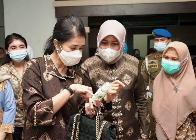 Ketua Dekranasda Muba Thia Yufada Dodi Reza memperhatikan komposisi hand sanitizer dari bahan alami yang diproduksi ibu-ibu di Kecamatan Lais, Kabupaten Muba, saat menghadiri Pelatihan Pembuatan Kain Jumputan Pewarna Alam Gambo Muba yang diselenggarakan di Aula Kantor Camat Lais, Jumat (12/2/2021). (fornews.co/humas pemkab muba)