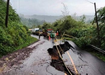 Jalan penghubung Kabupaten Lahat - Kota Pagaralam mengalami ambles dan longsor di Desa Lubuk Sepang, Kecamatan Pulau Pinang, Kabupaten Lahat, Sabtu (13/2/2021). (fornews.co/ist)