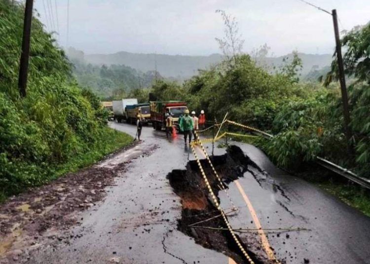 Jalan penghubung Kabupaten Lahat - Kota Pagaralam mengalami ambles dan longsor di Desa Lubuk Sepang, Kecamatan Pulau Pinang, Kabupaten Lahat, Sabtu (13/2/2021). (fornews.co/ist)