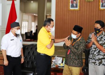 Bupati Muba Dodi Reza Alex saat menerima perwakilan pengurus Ponpes Al Ibrohimi Gresik, Kamis (11/2/2021). (fornews.co/humas pemkab muba)
