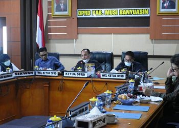 Ketua DPRD Kabupaten Muba Sugondo saat memimpin rapat Badan Musyawarah DPRD Kabupaten Musi Banyuasin dalam rangka Penjadwalan Pembahasan LKPJ Bupati Muba TA 2020, di Ruang Rapat Banmus DPRD Muba, Senin (15/2/2021). (fornews.co/humas pemkab muba)