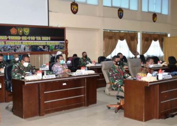 Kasdam II/Swj Brigjen TNI Muhammad Zamroni dan pejabat Kodam II/Swj menyimak pemaparan Aster Kasad Mayjen TNI Nurchahyanto selaku Pati bid Ren PJO TMMD dalam rapat koordinasi teknis TMMD ke-110 yang digelar secara virtual, Kamis (18/2/2021). (fornews.co/pendam II/swj)