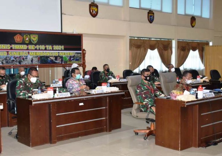 Kasdam II/Swj Brigjen TNI Muhammad Zamroni dan pejabat Kodam II/Swj menyimak pemaparan Aster Kasad Mayjen TNI Nurchahyanto selaku Pati bid Ren PJO TMMD dalam rapat koordinasi teknis TMMD ke-110 yang digelar secara virtual, Kamis (18/2/2021). (fornews.co/pendam II/swj)