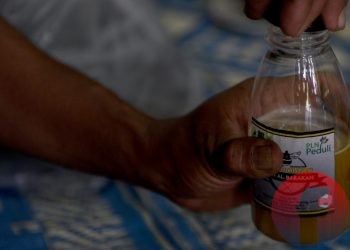 Madu hasil panen yang telah siap dipasarkan dikemas dalam botol dan diberi label ditutup dengan segel, Sabtu (24/10/2020). (matakamera/fornews.co/mushaful imam)