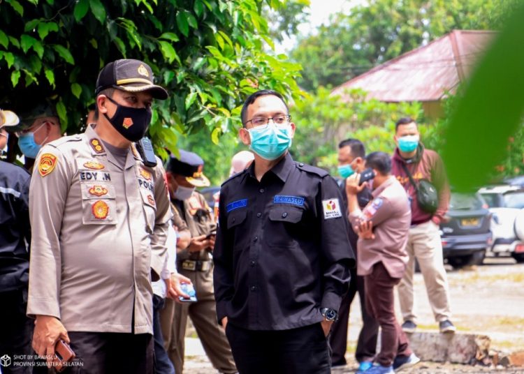 Ketua Bawaslu Sumsel Iin Irwanto bersama Koorspripim Polda Sumsel AKBP Edy Nugroho saat meninjau tanah yang dihibahkan Pemkab Banyuasin untuk Bawaslu Banyuasin, Jumat (19/2/2021). (fornews.co/humas bawaslu sumsel)