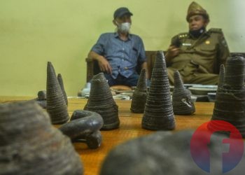 Benda terbuat dari timah yang merupakan alat tukar zaman Kerajaan Sriwijaya. (matakamera/fornews.co/mushaful imam)