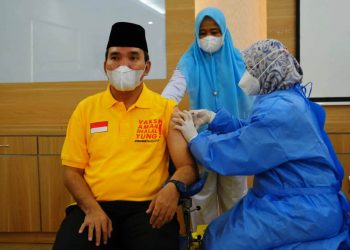 Wakil Bupati Muba Beni Hernedi mendapatkan suntikan vaksin Covid-19 dosis kedua di ruang MCU RSUD Sekayu, Senin (22/2/2021). (fornews.co/humas pemkab muba)