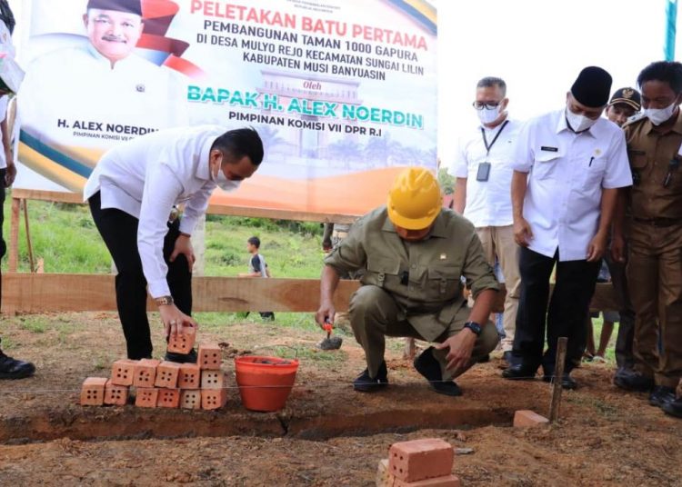 Pimpinan Komisi VII DPR RI Alex Noerdin melakukan peletakan batu pertama pembangunan Taman 1.000 Gapura di Desa Mulyo Rejo, Kecamatan Sungai Lilin, Kabupaten Muba, Senin (22/2/2021). (fornews.co/humas pemkab muba)