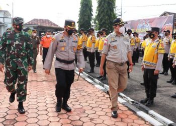 Wakil Bupati Muba Beni Hernedi saat meninjau pasukan pada Apel Kesiapsiagaan Menghadapi Kebakaran Hutan dan Lahan dan Bencana Alam Tahun 2021, di Halaman Mapolres Muba, Kamis (25/2/2021). (fornews.co/humas pemkab muba)