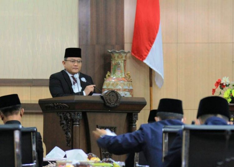 Bupati Muba Dodi Reza Alex saat menyampaikan LKPJ Tahun Anggaran 2020 pada rapat paripurna DPRD Muba, Kamis (25/2/2021). (fornews.co/humas pemkab muba)