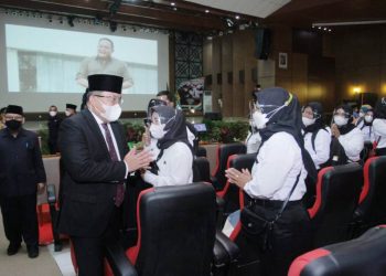 Bupati Muba Dodi Reza Alex memberi selamat kepada PPPK di Kabupaten Muba yang dilantik di Opp Room Pemkab Muba, Kamis (25/2/2021). (fornews.co/humas pemkab muba)