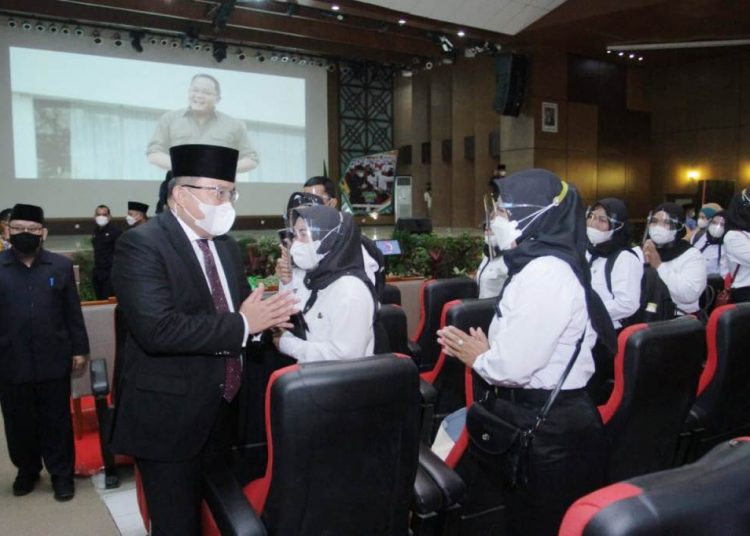 Bupati Muba Dodi Reza Alex memberi selamat kepada PPPK di Kabupaten Muba yang dilantik di Opp Room Pemkab Muba, Kamis (25/2/2021). (fornews.co/humas pemkab muba)