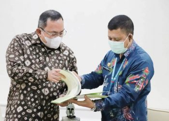 Bupati Muba Dodi Reza Alex menyimak penjelasan Kepala BPTP Sumsel Atekan tentang beragam varietas lokal berbagai daerah yang telah dirilis secara nasional, Jumat (26/2/2021). (fornews.co/humas pemkab muba)