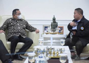 Bupati Muba Dodi Reza Alex mendengarkan penjelasan dari Ketua Tim Komunitas Estate Padi IPB Amiruddin Saleh tentang pengembangan agrosistem cerdas industri 4.0 di bidan pertanian di Muba di ruang audiensi Bupati Muba, Jumat (26/2/2021). (fornews.co/humas pemkab muba)