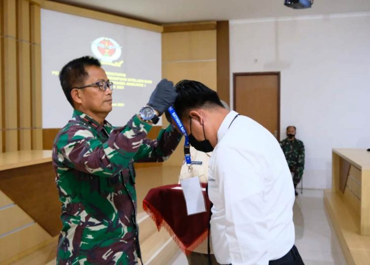Komandan Satuan Induk BAIS TNI Laksamana Pertama Akmal melepas tanda peserta menandai penutupan Pelatihan Peningkatan Kemampuan Intelijen ASN Kabupaten Musi Banyuasin Angkatan I Tahun 2021, Jumat (26/2/2021). (fornews.co/humas pemkab muba)