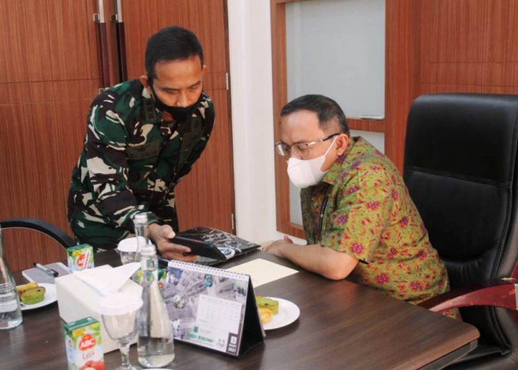 Bupati Muba Dodi Reza Alex ditunjukkan Danlanal Palembang Kolonel Laut (P) Filda Malari video pembelajaran bahasa Inggris menggunakan metode IBC yang akan dilakukan di Muba pada pertemuan di Mes Perwakilan Muba di Palembang, Sabtu (27/2/2021). (fornews.co/humas pemkab muba)