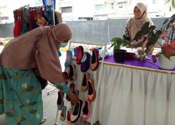 Salah satu stand UKM di Bazar Pasar Ikan Modern menawarkan produk kerajinan tangan rajut. (Foto: Fornews/Yulia Savitri)