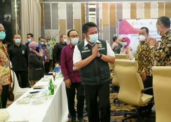 Gubernur Sumatera Selatan Herman Deru menerima kunjungan Tim Komisi XI DPR RI di Hotel Arista Palembang, Senin (15/2). (istimewa/Humas Pemprov Sumsel)