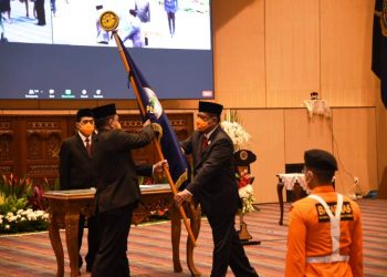 Marsekal Madya TNI (Purn) Bagus Puruhito menyerahkan pataka Basarnas kepada penggantinya Marsekal Muda TNI Henri Alfiandi pada serah terima jabatan di kantor Kementerian Perhubungan, Kamis (4/2/2021). (fornews.co/humas basarnas)