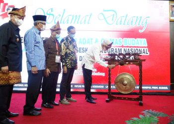 Wakil Gubernur Sumsel Mawardi Yahya membuka silaturahmi tokoh adat dan ormas budaya Provinsi Sumsel di Ballroom Hotel Swarna Dwipa Palembang, Kamis (18/2/2021). (istimewa/kominfo sumsel)