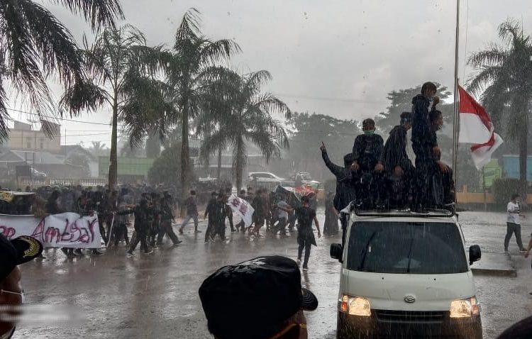 Massa dari Gempur saat menggelar aksi di depan Kantor Camat Tungkal Jaya di tengah hujan deras, Senin (22/3/2021). (fornews.co/ist)