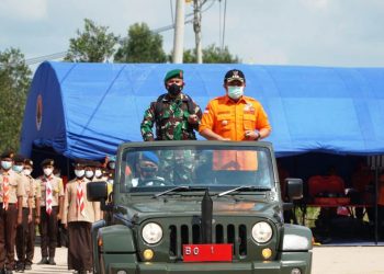 Gubernur Sumsel Herman Deru saat mengecek peserta Apel Kesiapsiagaan Personel dan Peralatan Karhutla Tahun 2021 di Kebun Raya Sriwijaya Kecamatan Indralaya Utara, Kabupaten Ogan Ilir, Selasa (9/3/2021). (fornews.co/kominfo sumsel)