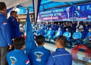 Sekretaris DPC Partai Demokrat Kota Palembang Anton Nurdin saat menyampaikan sikap setia kepada Ketua Umum Partai Demokrat Agus Harimurti Yudhoyono pada apel siaga DPD Partai Demokrat Sumsel, Jumat (12/3/2021). (fornews.co/iwan setiawan)
